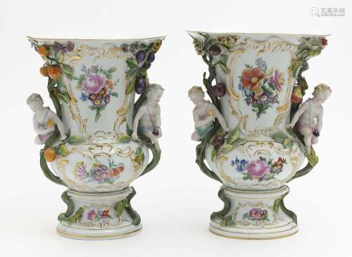 A pair of magnificent vases with cupids - Meissen, 19th cent...