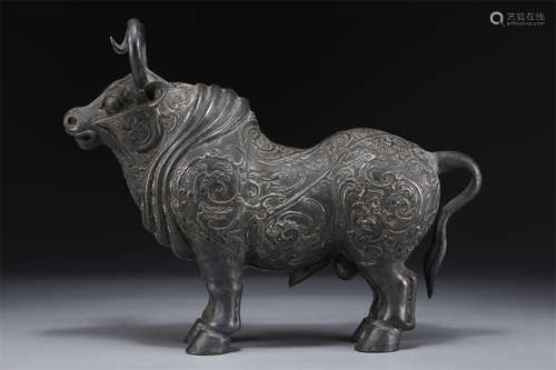 A Silver Bull Sculpture Ornament.