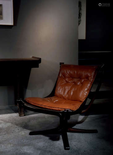 西格爾•雷賽爾《獵鷹椅》 材料：牛皮、木