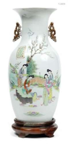 Vase en porcelaine blanche à décor de personnages, monté en ...