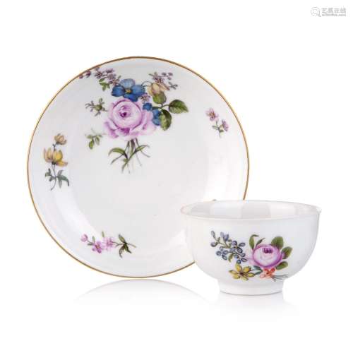 Koppchen und Untertasse mit Blumendekor. Meissen. Um 1750.