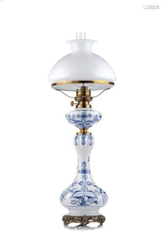Petroleumlampe "Zwiebelmuster". Meissen. 1870'...