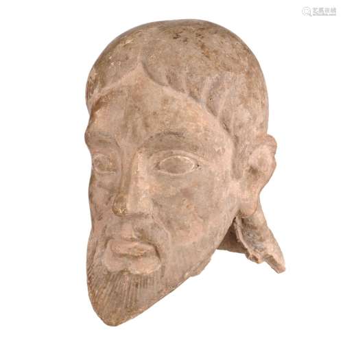 Kopf in der Art einer etruskischen Terrakottafigur. Wohl 18....
