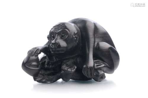 Katabori-Netsuke eines Affen mit Frucht. Japan. 20th cent.