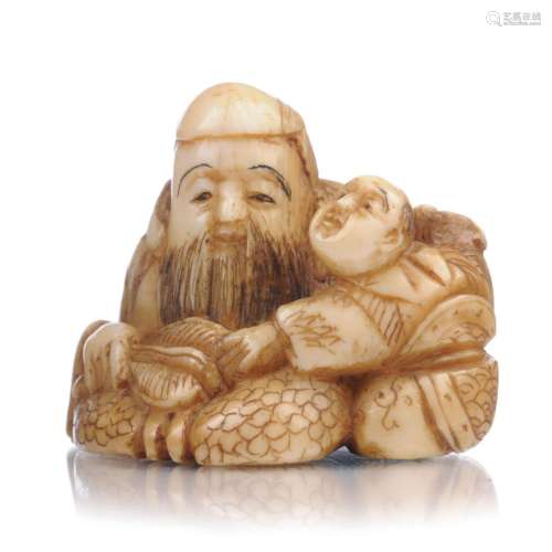 Katabori-Netsuke des Fukurokuju mit Fächer und Kind. Japan. ...