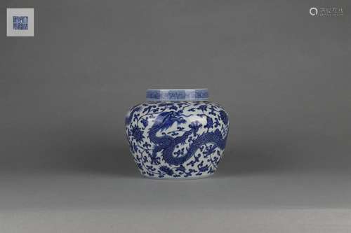 Blue-and-white Covered Jar with Dragon Patterns, Qianlong Re...