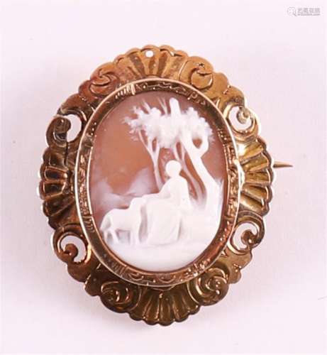 A 14 krt 585/1000 yellow gold brooch with shell cameo, aroun...