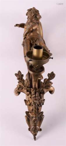 A gilt bronze wall lamp in Louis XV style, 20th century.