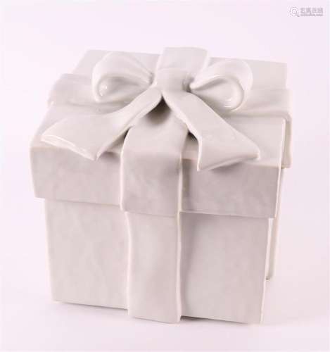 White glazed porcelain 'Lidded box', Kon Tichelaar...