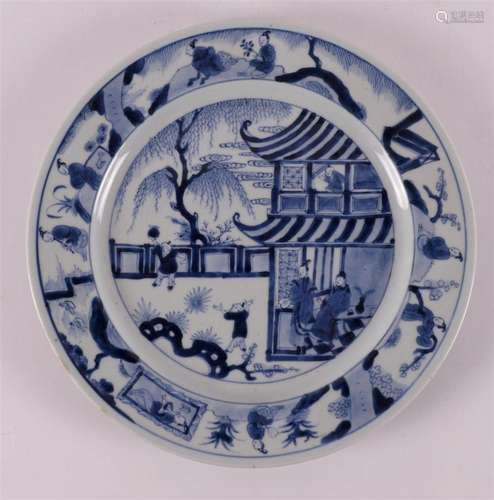 A blue/white porcelain dish, China, Kangxi, around 1700.