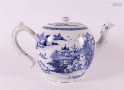 A blue/white porcelain teapot, China, Qianlong, 2nd half 18t...