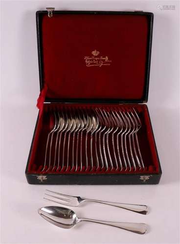 A set of twelve silver place settings in cassette, Haags lof...