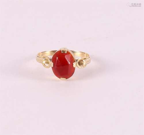 A 14 kt gold ladies ring, set with faceted carnelian.