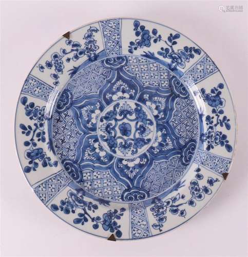 A blue/white porcelain dish, China, Kangxi, around 1700.