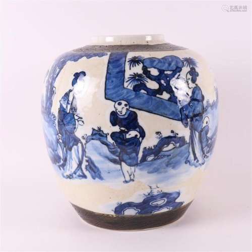 A blue/white porcelain vase, China, early 20th century.