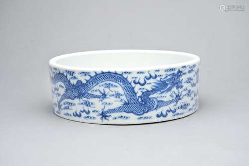 A blue-and-white 'dragon' washer