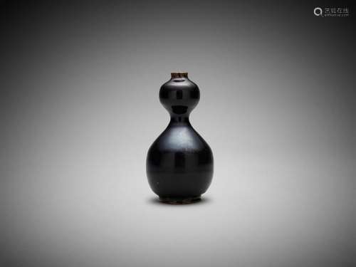 A black-glazed gourd-shaped bottle vase