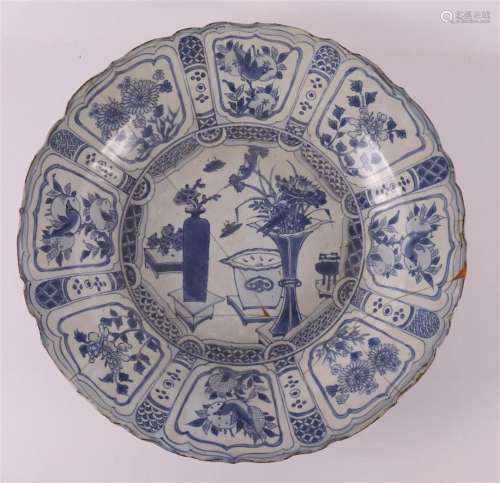 A blue and white china porcelain cracker dish, Wanli 17th ce...