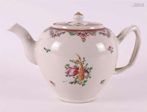 A porcelain Lowestoft teapot, China, 18th century.