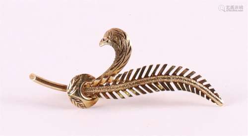 A 14 kt 585/1000 yellow gold feather brooch.