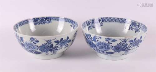 A pair of blue/white porcelain bowls on a base ring, China, ...