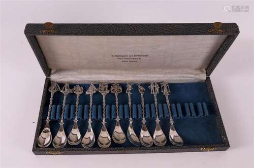 A set of ten silver teaspoons in cassette, 20th century.