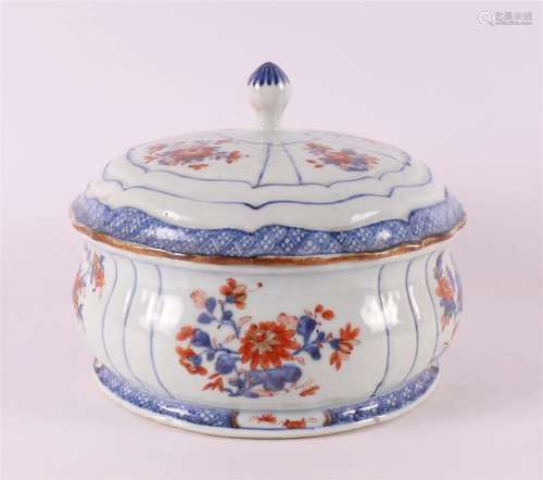 A china Chinese Imari tureen with cover, Qianlong, 18th C.
