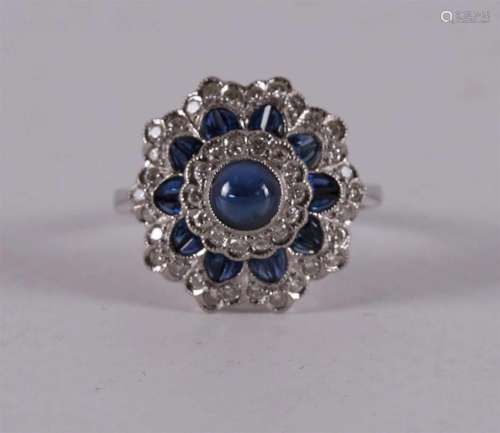 A 14 kt white gold entourage ring with 21 blue sapphires.