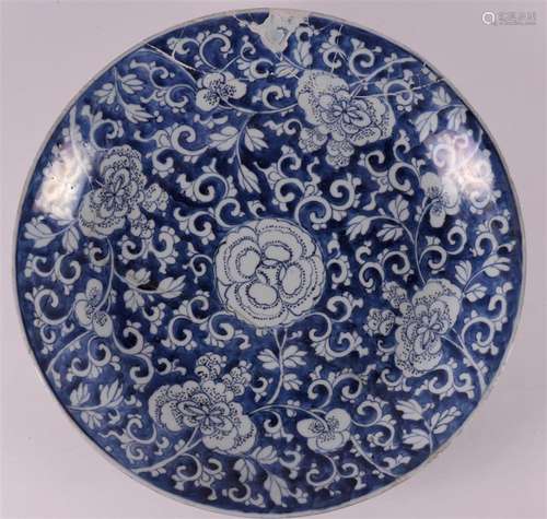 A blue/white porcelain dish, China, Kangxi, around 1700.