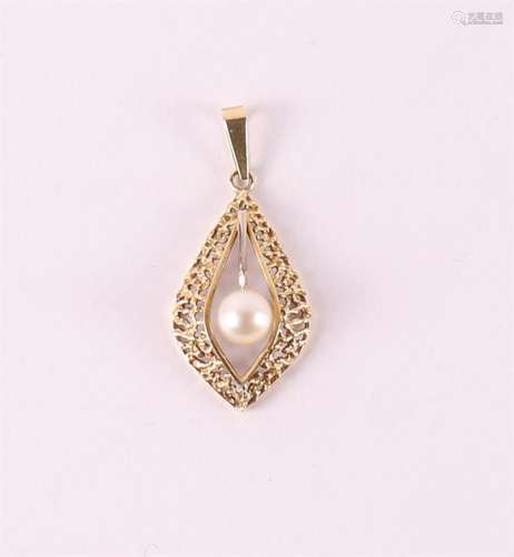 A 14 krt 585/1000 gold openwork pendant, set with pearl.