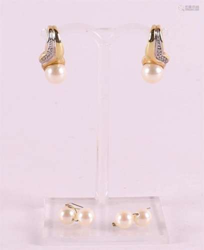 A pair of 14 krt 585/1000 gold earrings, set with pearl.