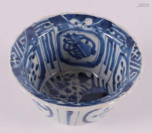 A blue and white china china crow's bowl, 17th century.