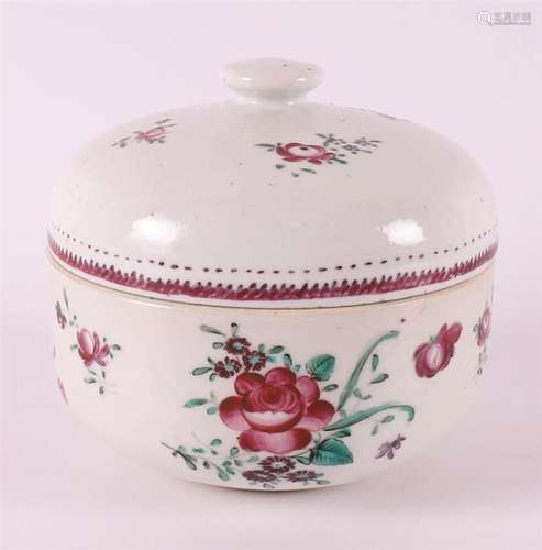 A porcelain Lowestoft lidded pot, China, 18th century.