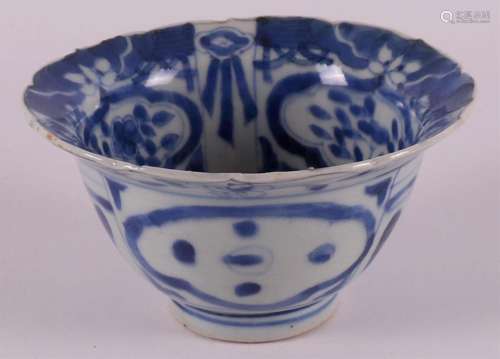 A blue and white china china crow's bowl, 17th century.