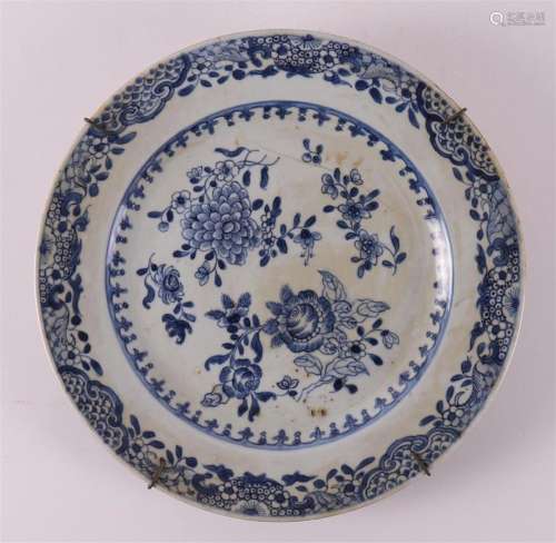 A blue/white porcelain dish, China, Kangxi, around 1700.