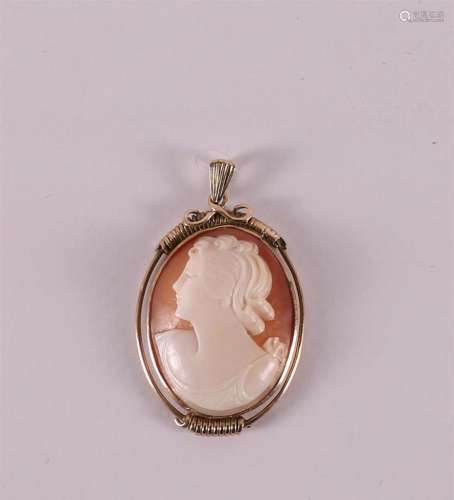A cameo pendant in a 14 kt gold frame, early 20th century.