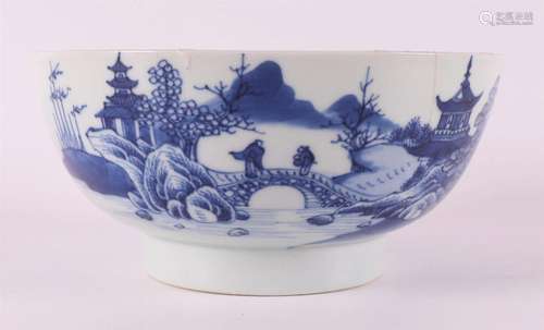 A blue/white porcelain bowl on a base ring, China, Qianlong,...