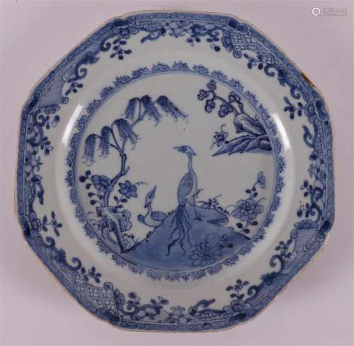 A blue and white porcelain octagonal dish, China, Qianlong, ...