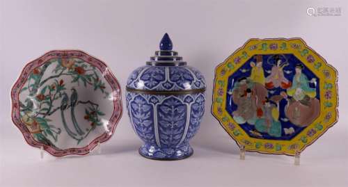An octagonal porcelain dish, China, 1st half 20th century.