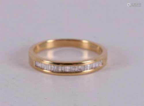 An 18 kt gold ring with 20 baguette cut diamonds.