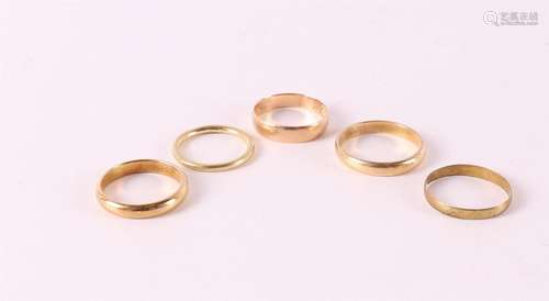 A lot of four 14 krt 585/1000 gold wedding rings, among othe...