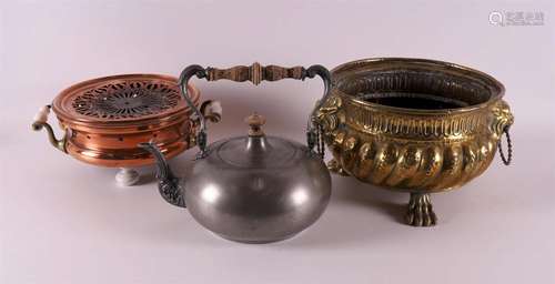 A lot diverse; pewter kettle, copper brazier and brass cache...