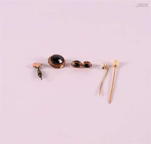 A 14 krt 585/1000 brooch, set with faceted garnet, around 19...