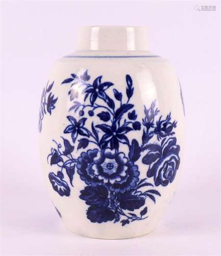 A Worcester porcelain tea caddy, England, c. 1770.