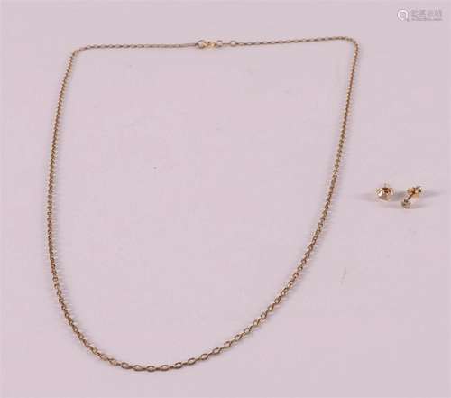 A 14 kt gold necklace and ditto gold earrings with diamonds.