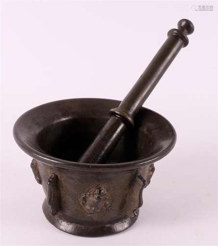 A bronze mortar/mortar with pestle, Spain 17th century.