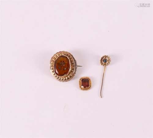 A 14 kt 585/1000 brooch, set with amber stone, 19th C.