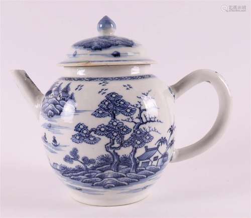 A blue/white porcelain teapot, China, Qianlong, 2nd half 18t...