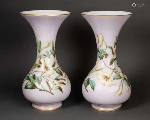 Paire de VASES balustre à col évasé Le décor de fleurs de ly...