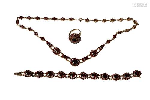 A jewellery lot comprising of a 14k gold garnet cluster neck...